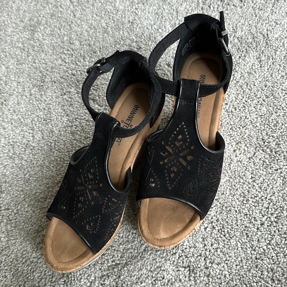 Minnetonka Ellis Suede Wedge EUC
